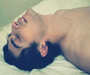 Un homme sur le lit a un orgasme masculin plein de plaisir.